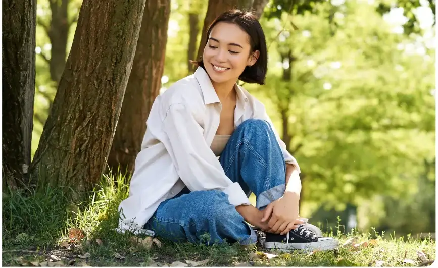 公園に座っている女性たち